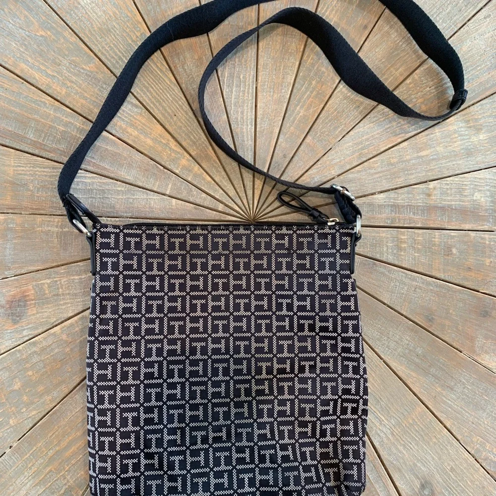Tommy Hilfiger Garden Classics II-Medium Crossbody - Picture 3 of 9